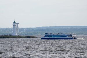 Катер и белый маяк Кронштадта на маршруте прогулки