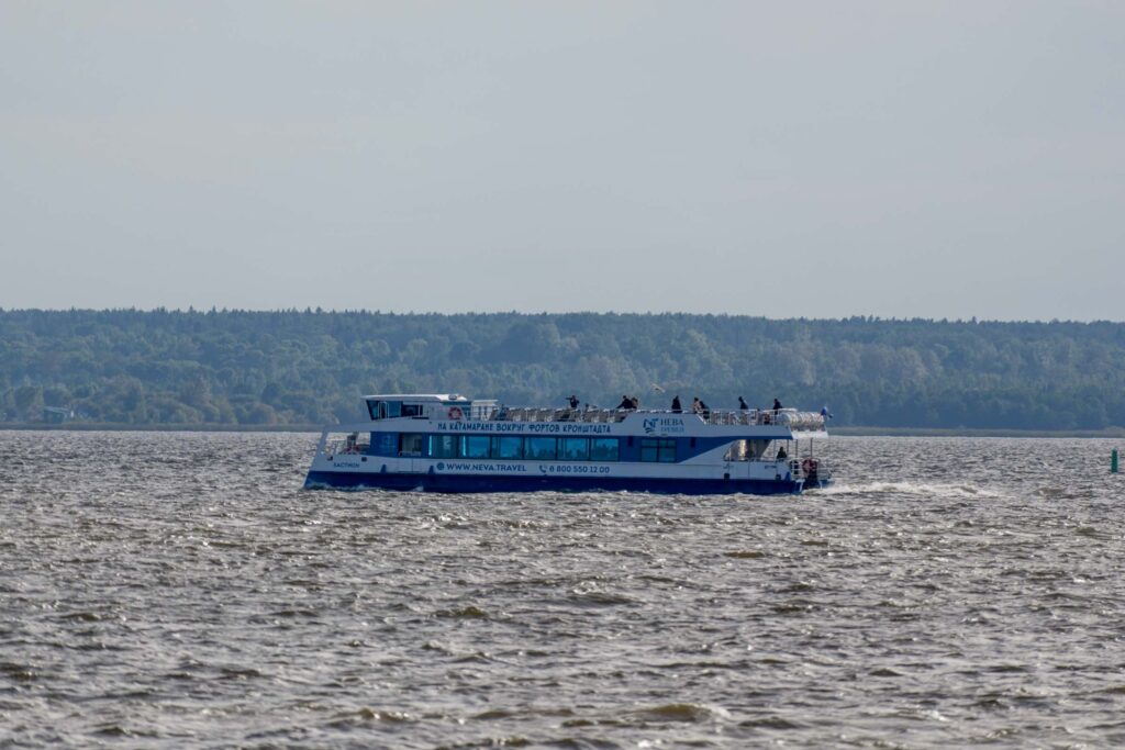 Паром на воде у Кронштадта вдоль фортов