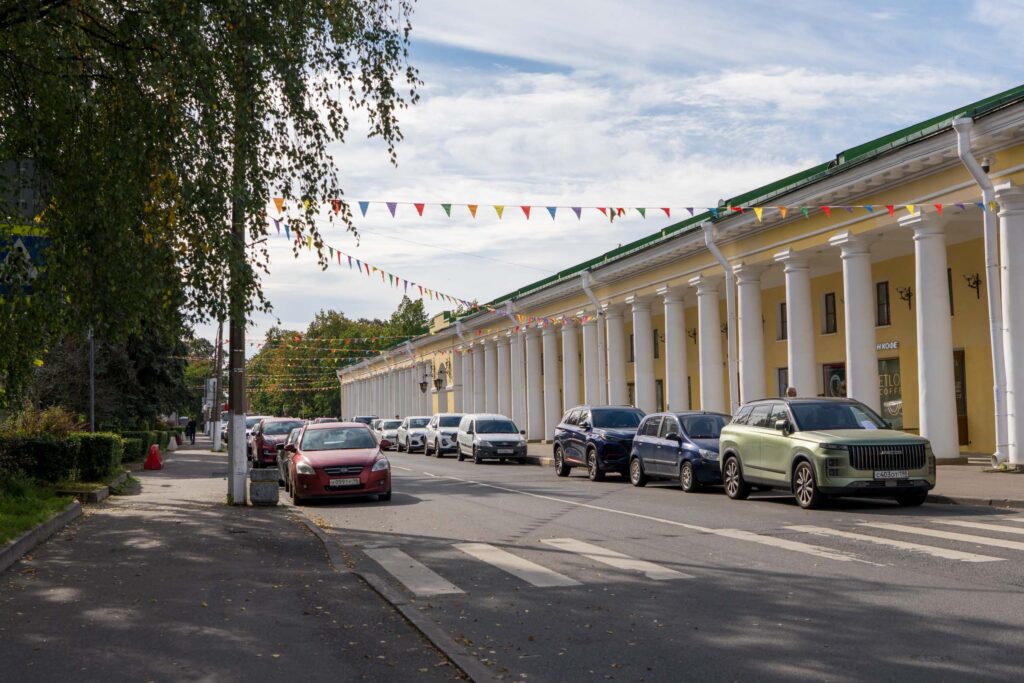 Колоннада Гостиного двора Кронштадта на городской улице