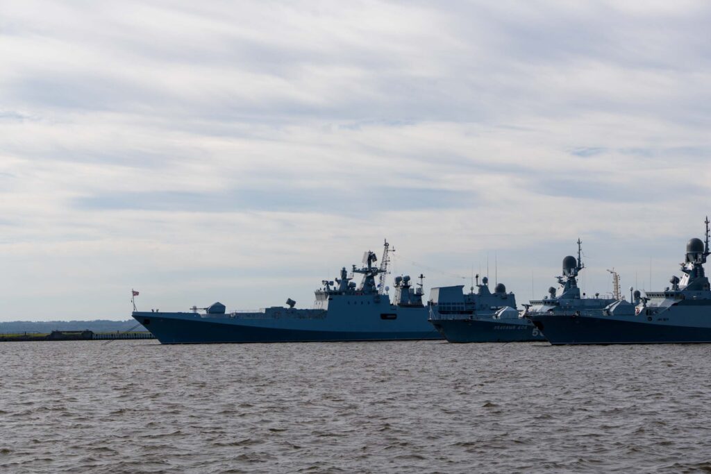 Корабли на воде в Кронштадте у берегов Финского залива