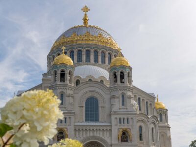 Купол Морского собора в Кронштадте с цветами на переднем плане