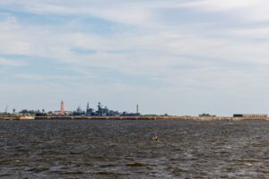 Маяк и корабли в Кронштадте у морского берега