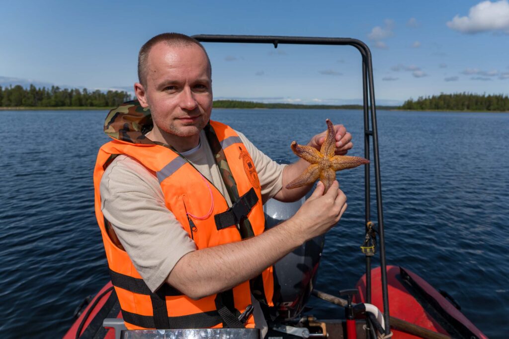 Морская звезда на лодке