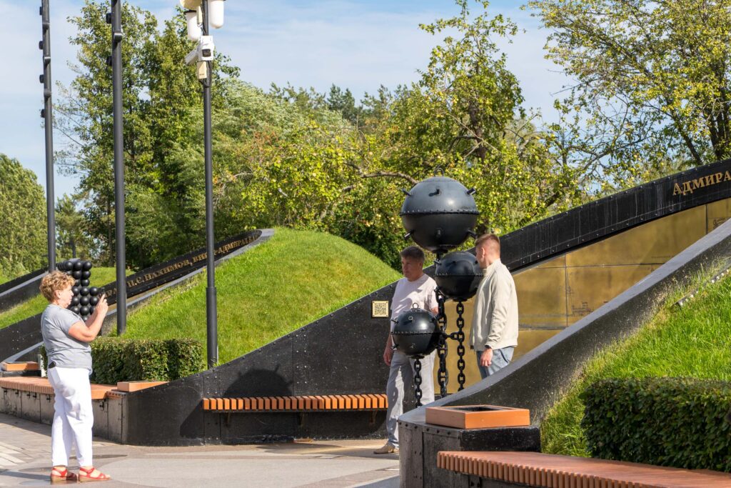 Морские мины в Кронштадте в мемориальной зоне парка