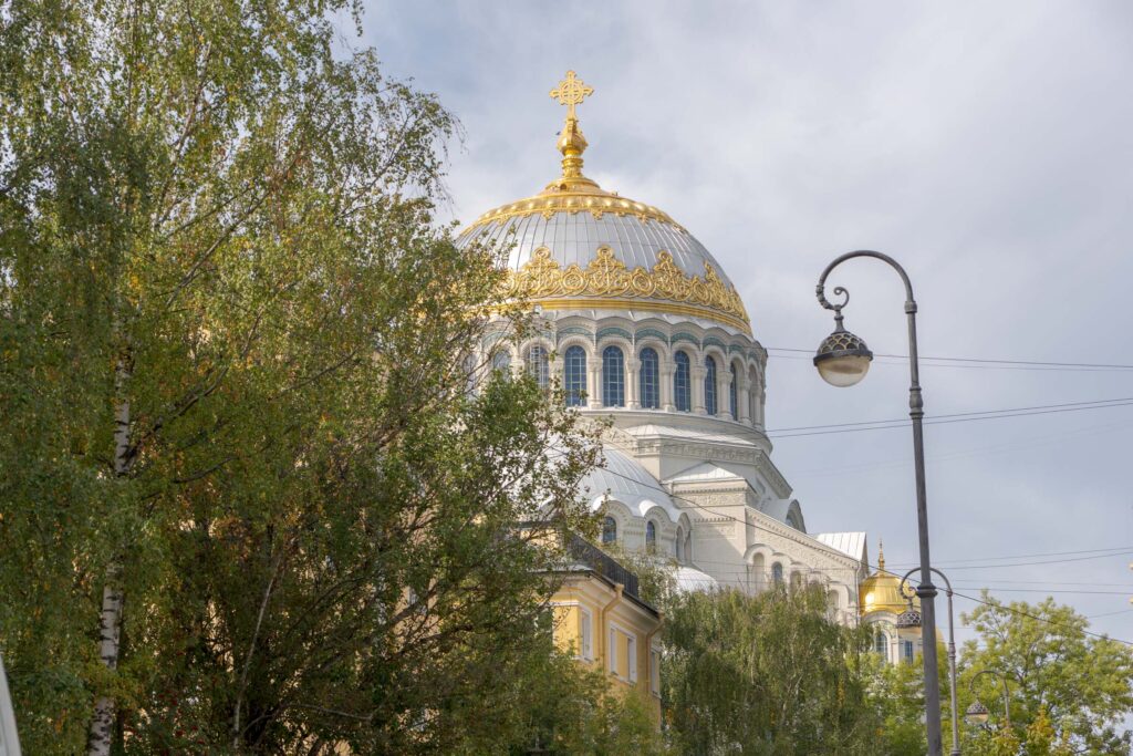 Морской собор в Кронштадте среди деревьев и городских фонарей