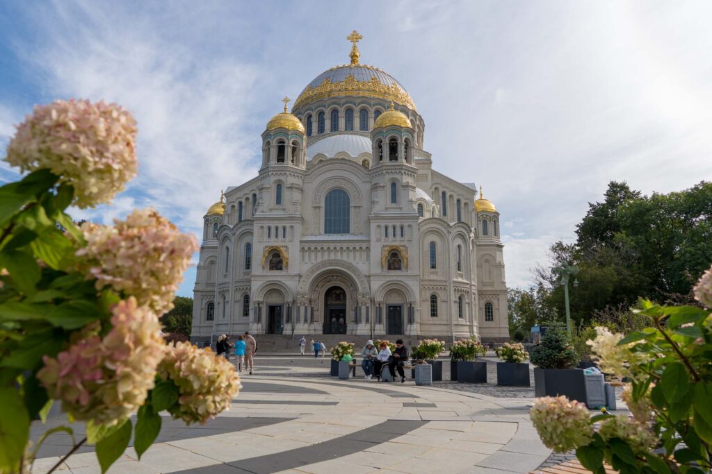 Морской собор в Кронштадте среди цветов на Якорной площади