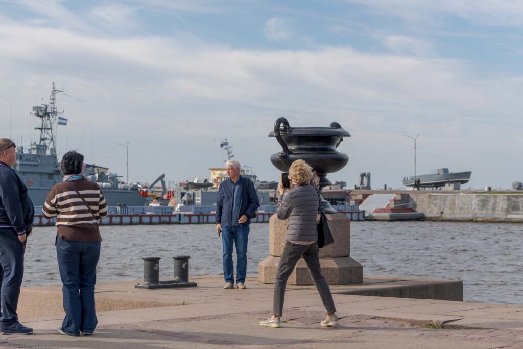 Набережная у воды в Кронштадте с видом на морскую линию