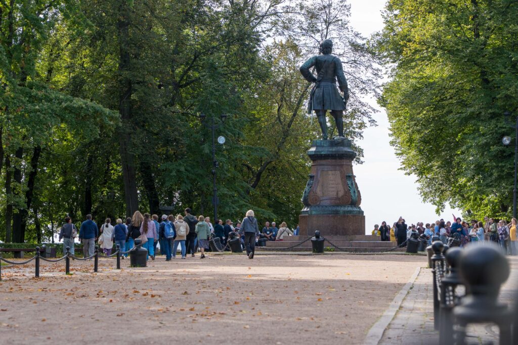 Памятник Петру Первому в Кронштадте в Петровском парке