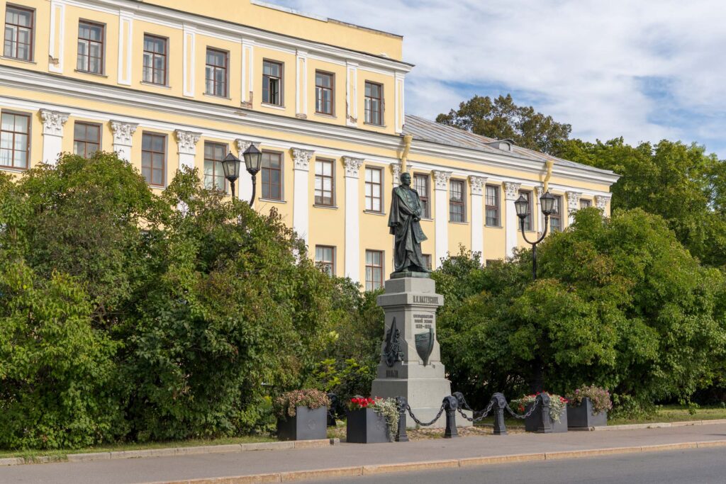 Памятник у здания в Кронштадте в исторической части города