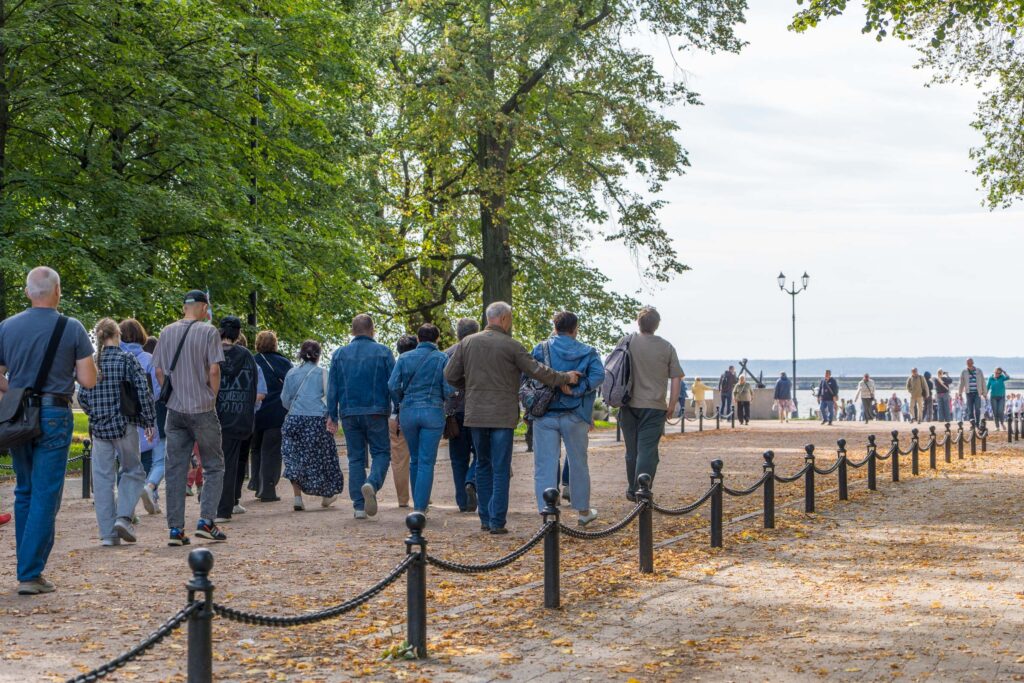 Прогулка к воде в Кронштадте у набережной и морских видов