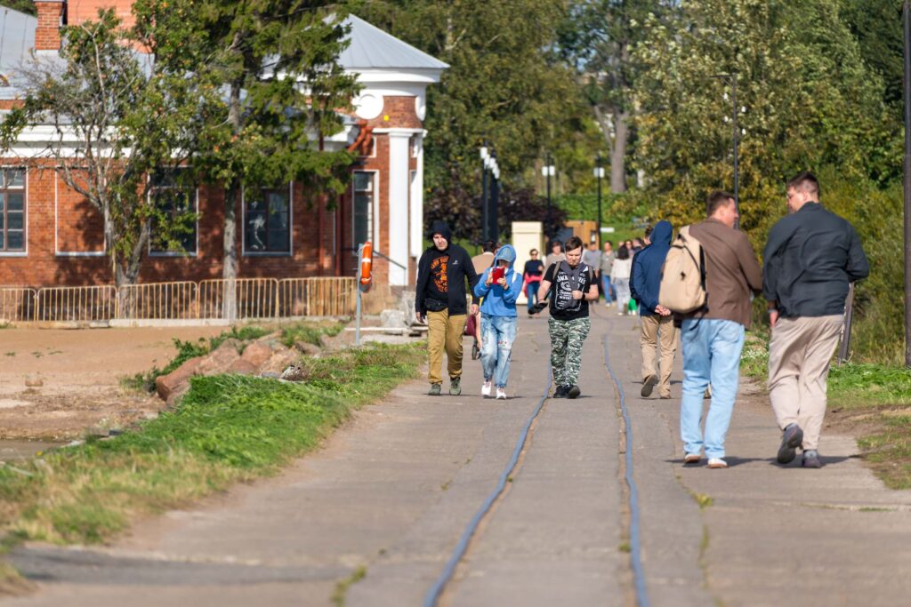 Прогулка по аллее Острова фортов в Кронштадте