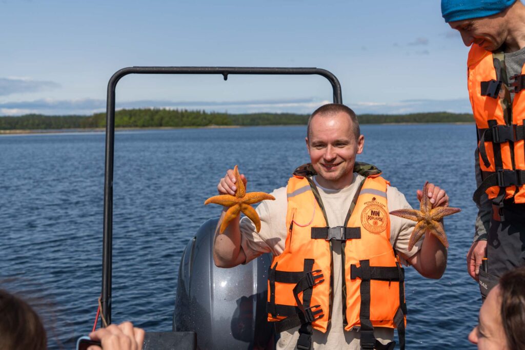 С морскими звездами на лодке