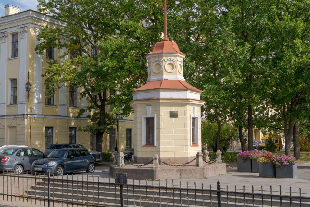 Старинная башенка в Кронштадте рядом с историческими зданиями