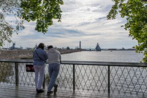 Вид на гавань Кронштадта с кораблями и дальним маяком