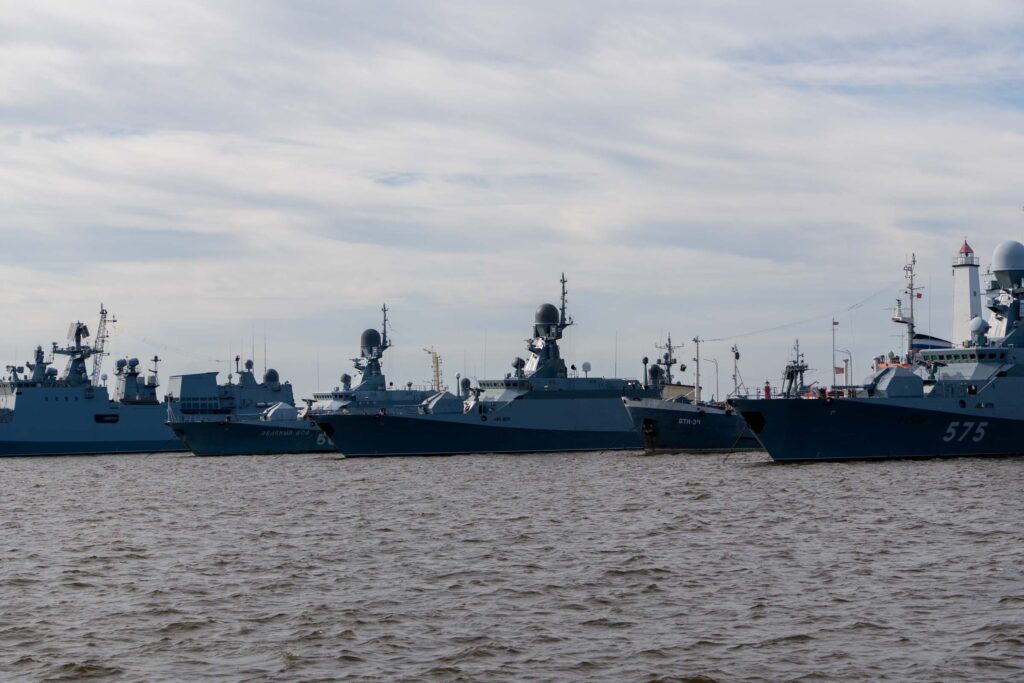 Военные корабли Кронштадта у маяка на морской набережной