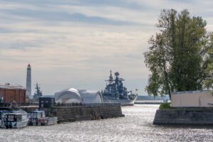 Военные корабли у берега Кронштадта рядом с морскими причалами