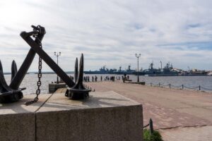 Якоря и корабли в Кронштадте у воды и морской набережной