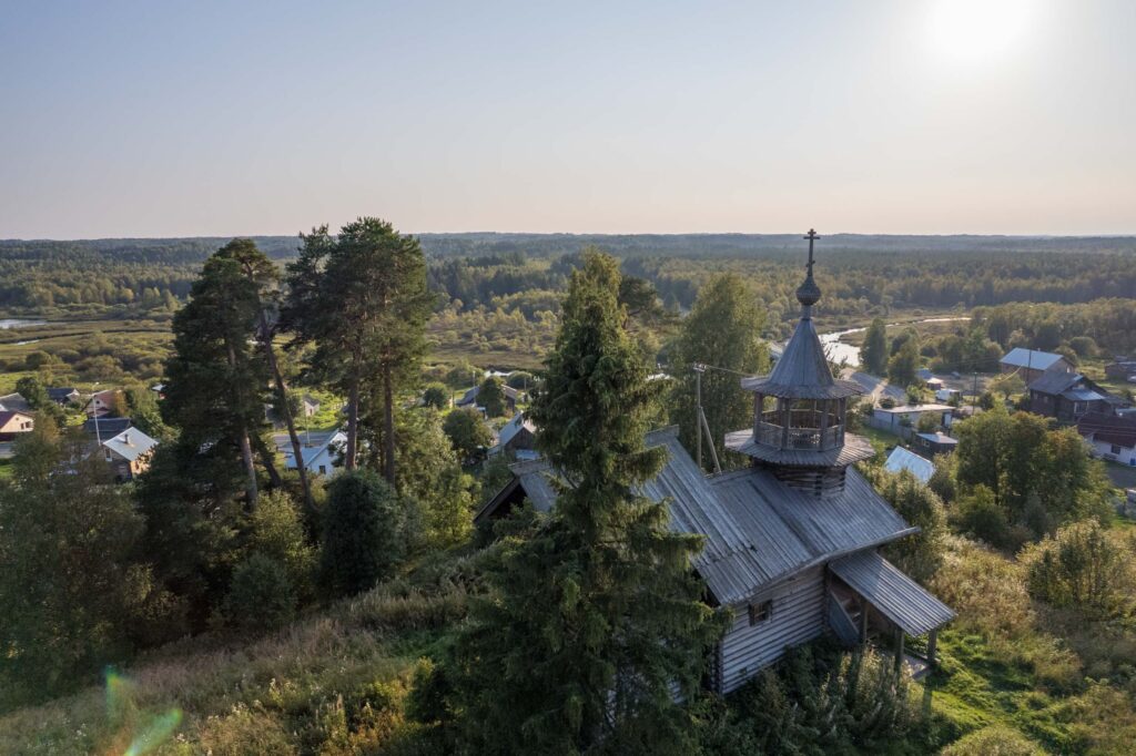Часовня Маньги с видом на деревню