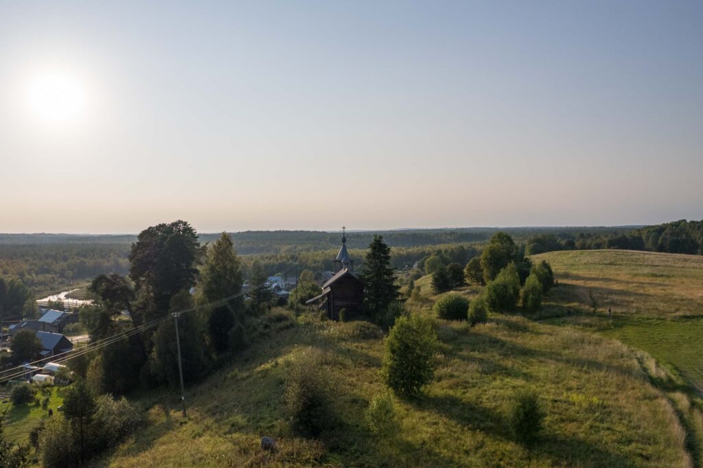 Часовня Маньги среди холмов