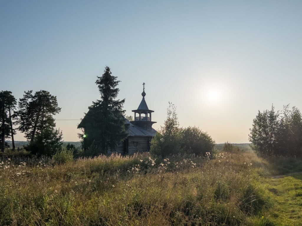 Часовня Маньги в лучах заката