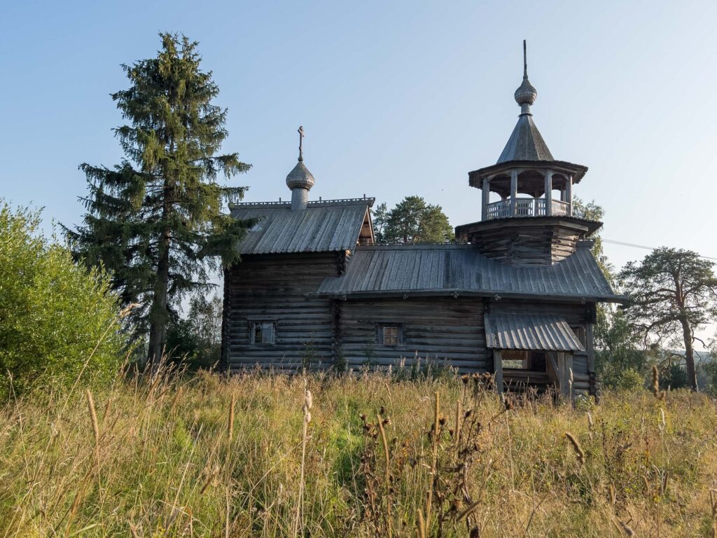 Деревянная часовня в Маньге Карелия