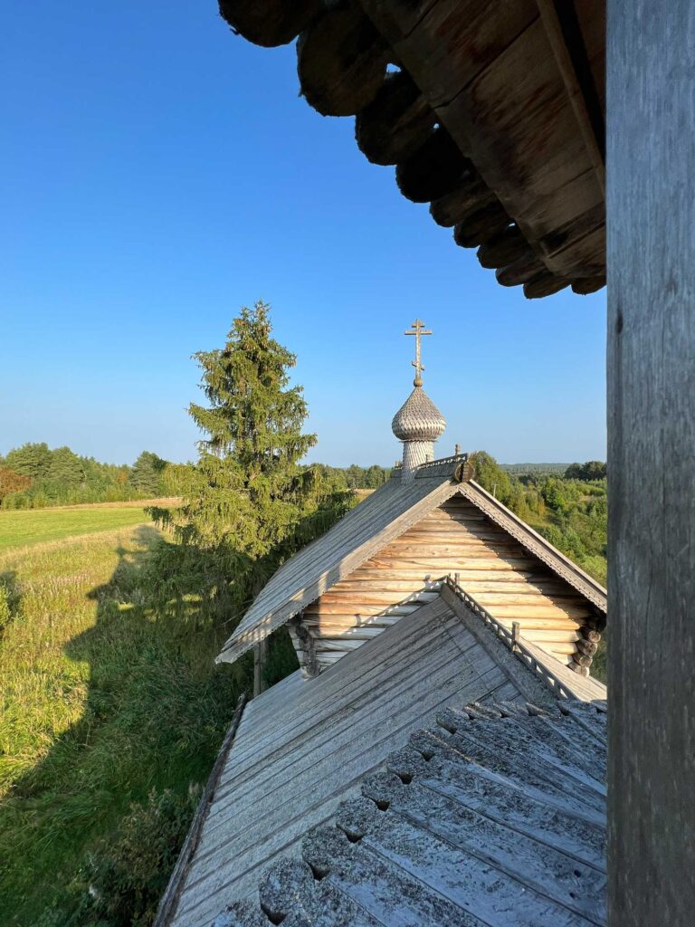 Кровля часовни в Маньге