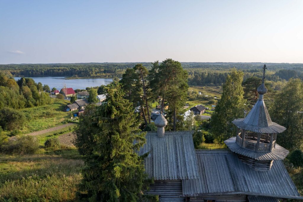 Крыши часовни в Маньге