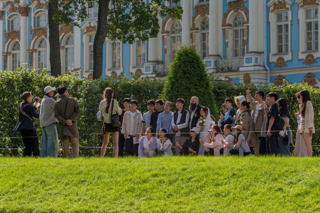 Большая экскурсионная группа собралась у садового фасада Екатерининского дворца