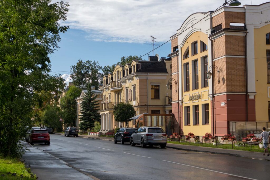 Парковая улица в Пушкине после дождя освещена солнцем