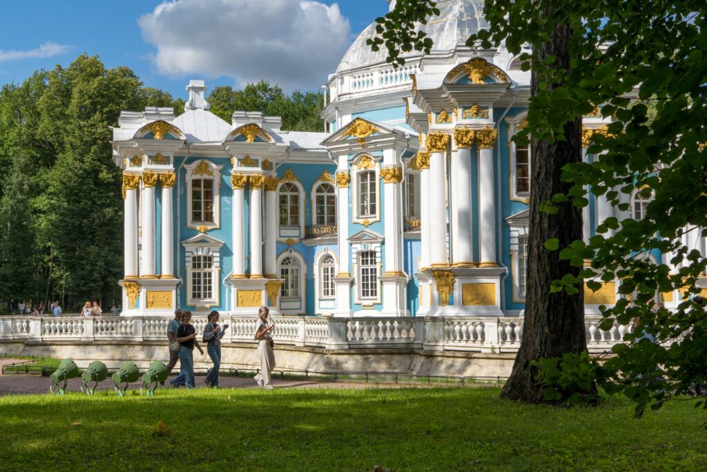 Барочный павильон Эрмитаж открывается за стволом старого дуба