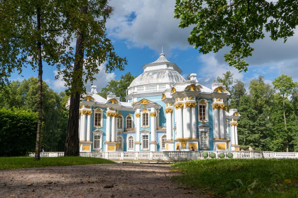 Павильон Грот стоит на солнечной поляне среди деревьев