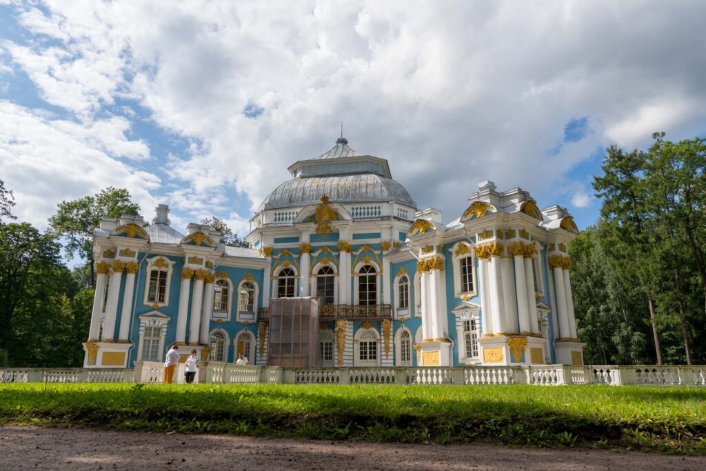 Павильон Грот освещён солнцем под тёмными облаками