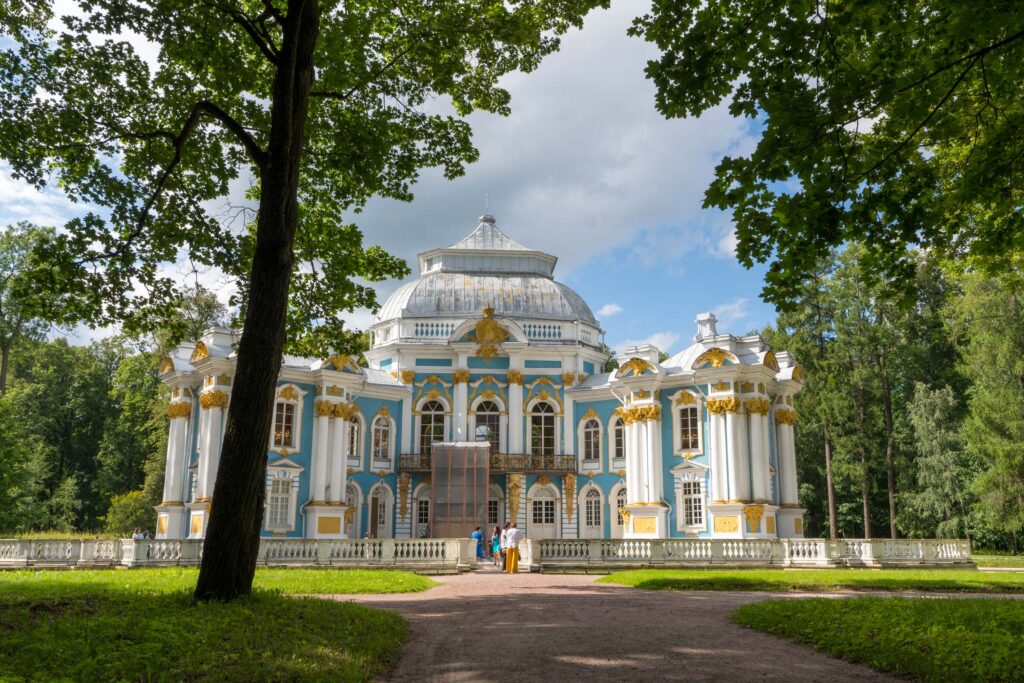 Павильон Грот расположен среди деревьев на солнечной поляне