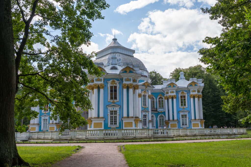 Павильон Грот открывается в перспективе тенистой дорожки