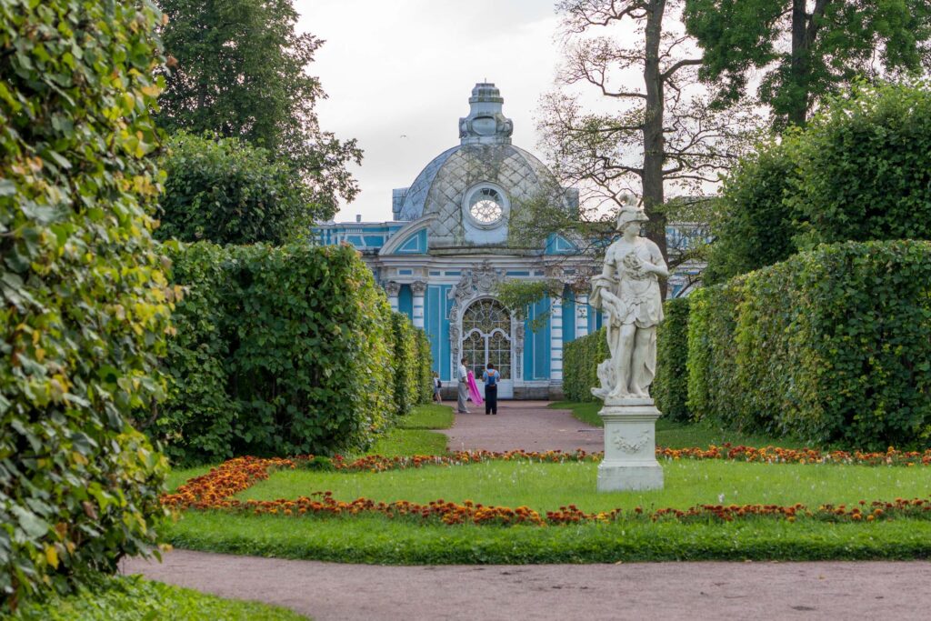 Белая скульптура установлена перед павильоном Верхняя ванна