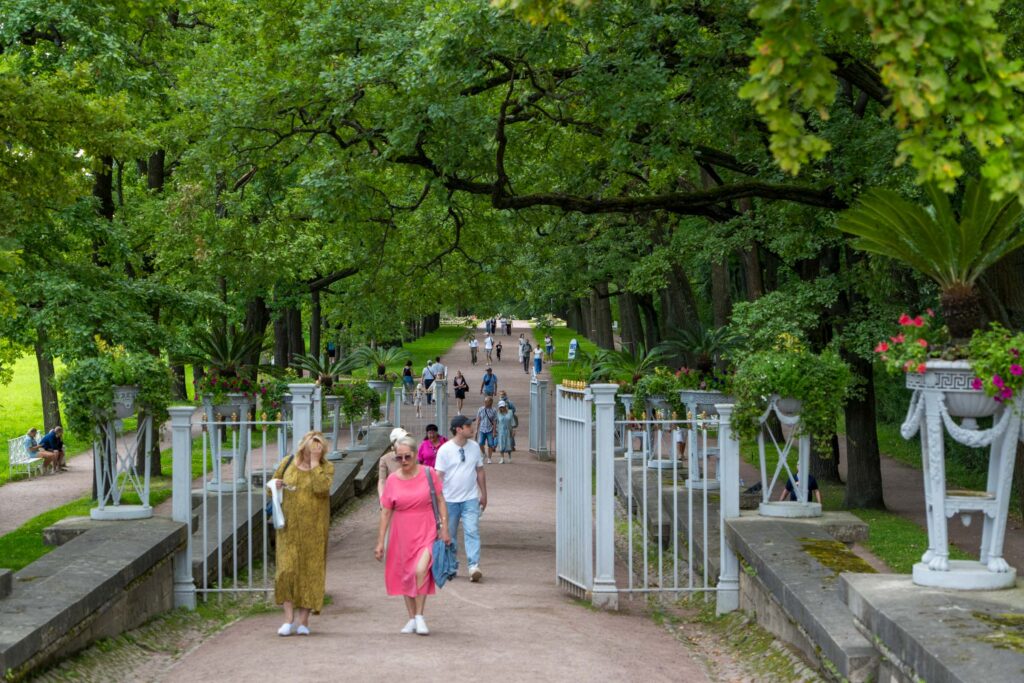 Посетители спускаются с Камероновой галереи в Старый сад