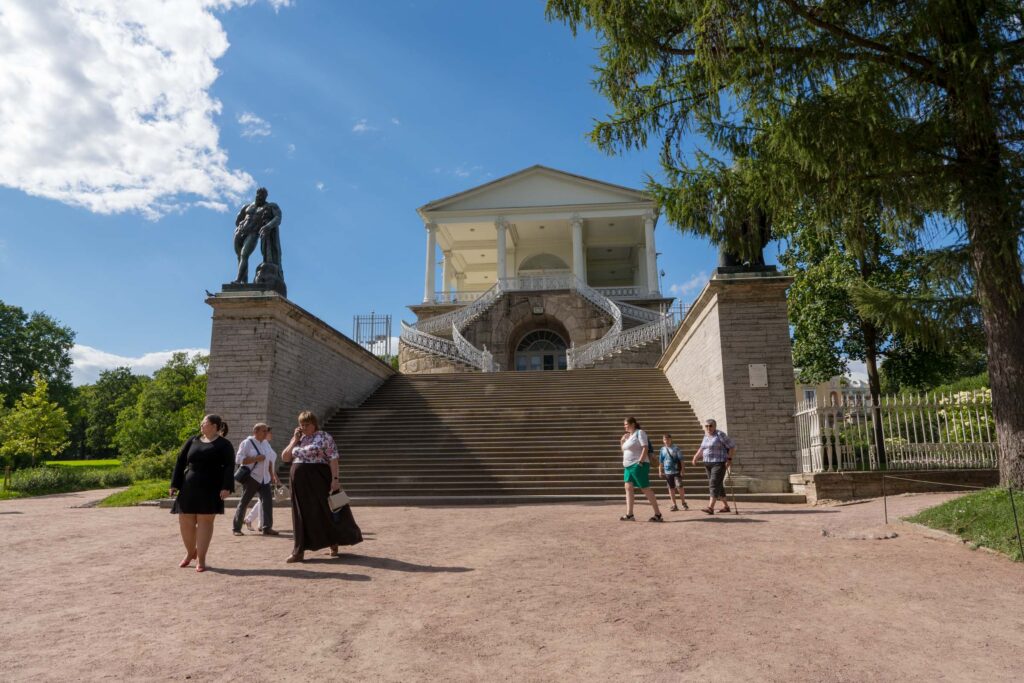 Лестницу Камероновой галереи украшают бронзовые античные статуи