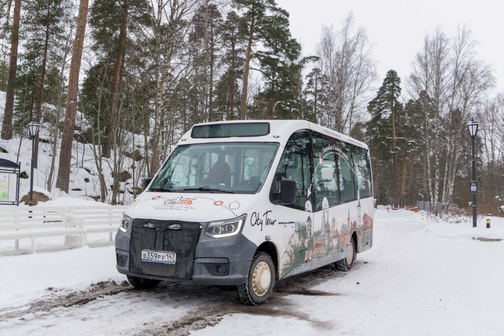 Экскурсионный автобус на снежной дороге у Монрепо