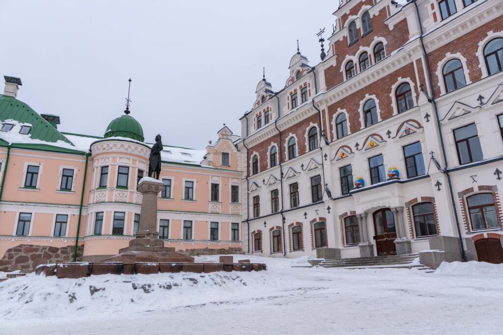 Памятник Торгильсу Кнутссону перед Старой ратушей и домом Векрута