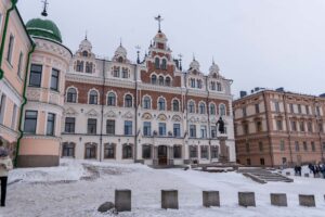 Старая ратуша Выборга с памятником Торгильсу Кнутссону и снежными ступенями