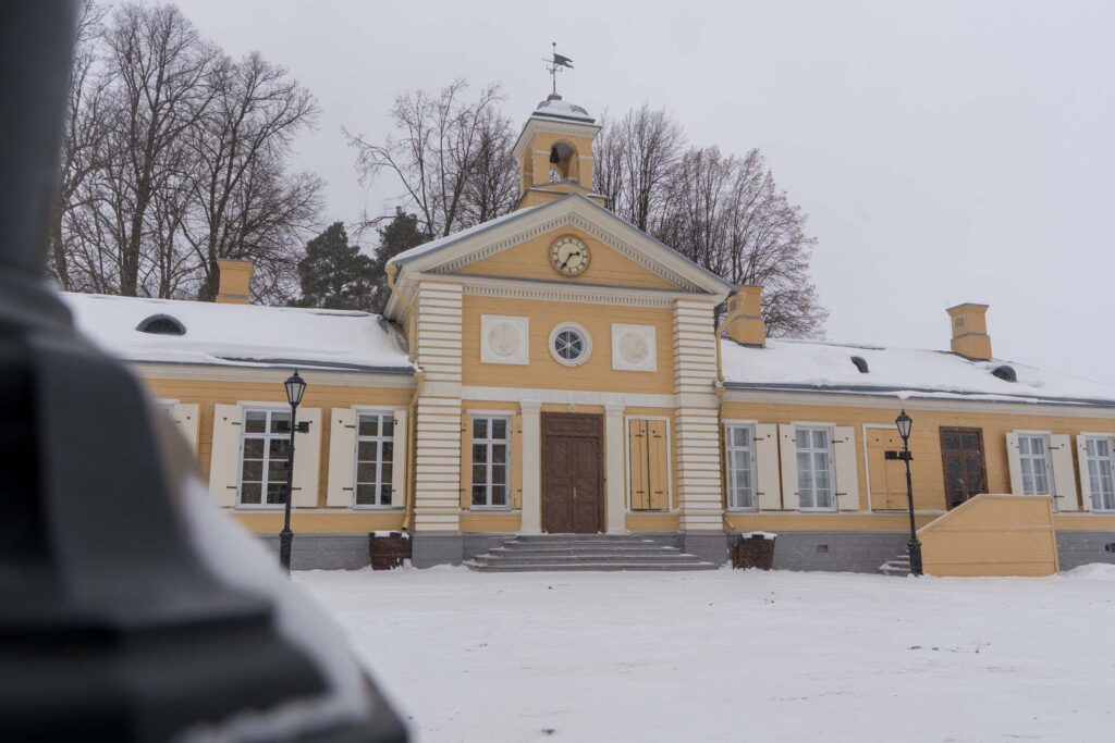 Центральный фасад Библиотечного флигеля Монрепо с башенными часами